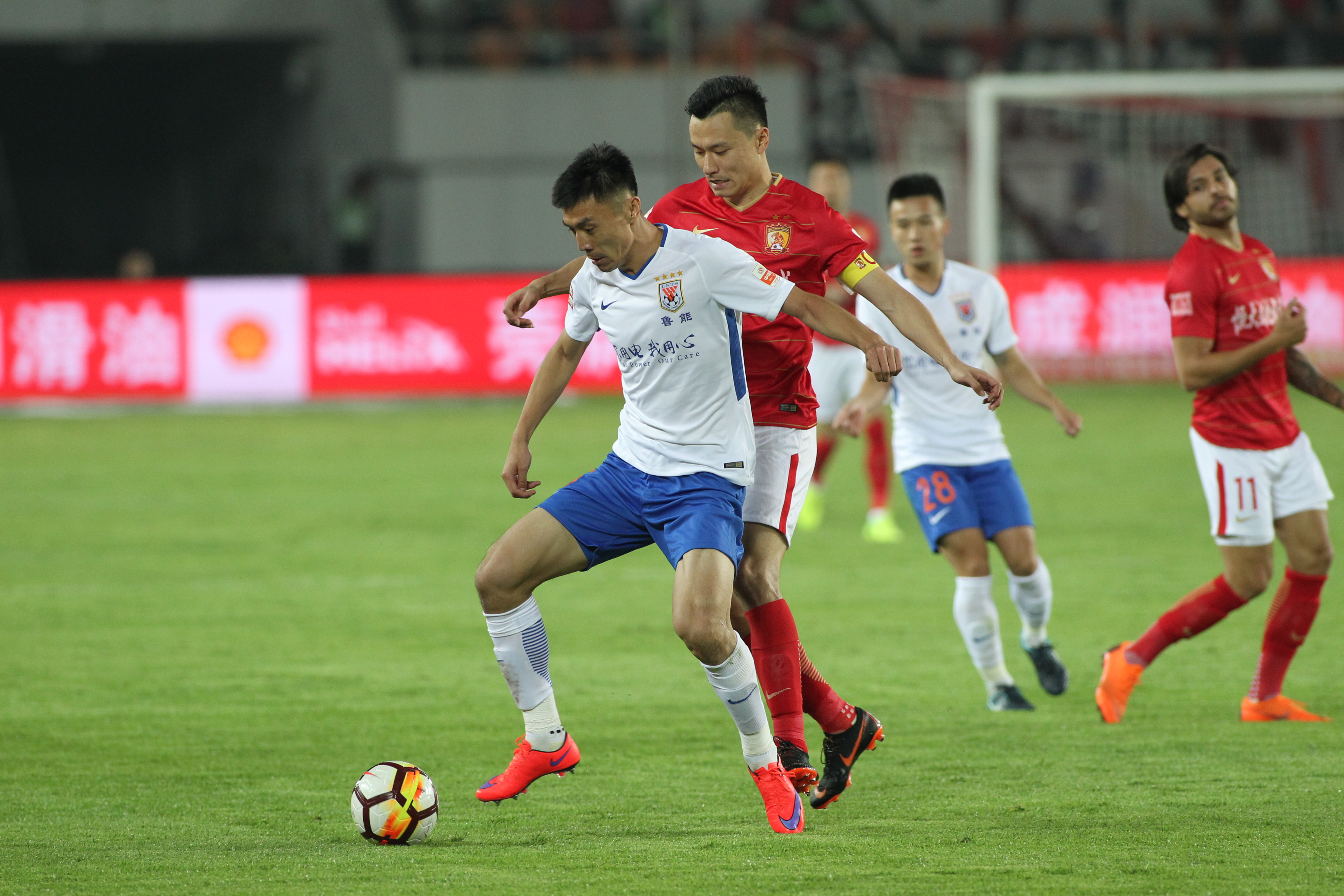 广州恒大与山东鲁能在场上展开激烈对抗的简单介绍