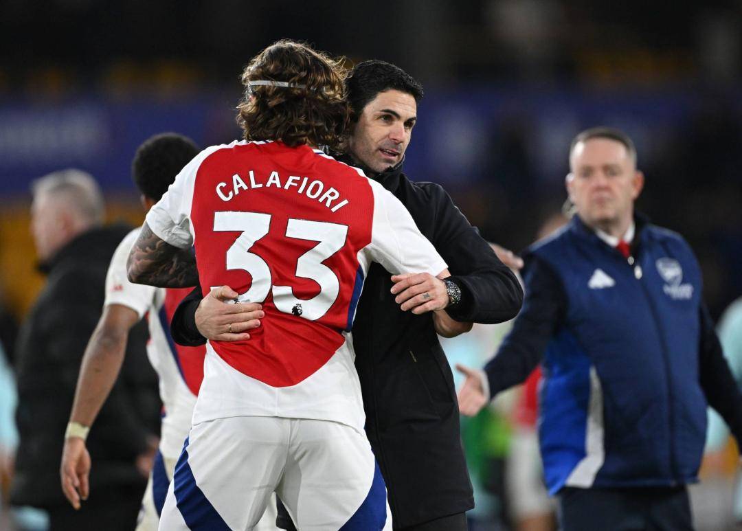 阿森纳今日表现抢眼，AC米兰整场无解，教练赛后亲自拥抱的简单介绍