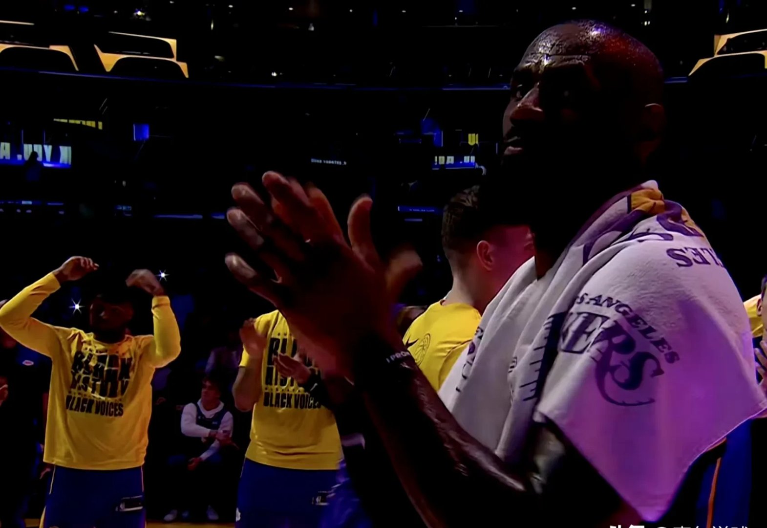  詹姆斯回归赛场，赛事规则更新首场状态亮眼，澳大利亚队观众沸腾！