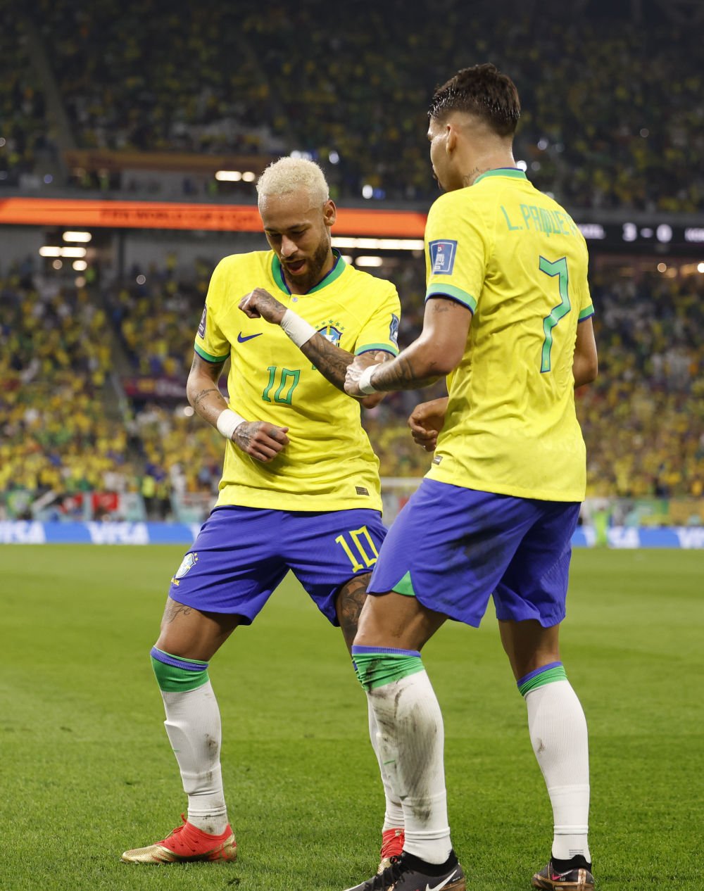  内马尔在中国队比赛中问鼎冠军，绝杀引发热议！