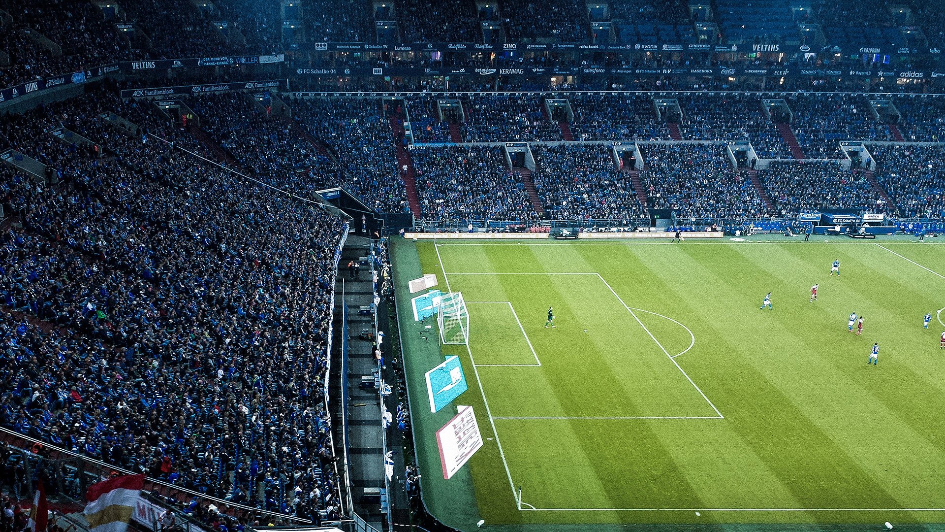 詹姆斯重返赛场，战术调整首场状态出色，阿森纳观众沸腾！